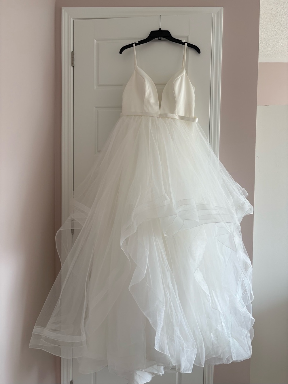 Elegant White Tulle and Satin Ball Gown Wedding Dress with Spaghetti Straps